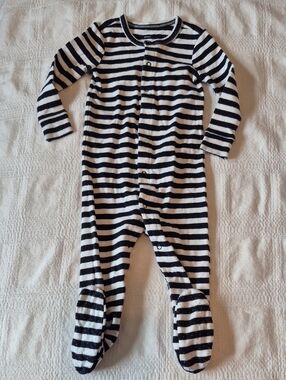Primary boys size 9-12 months striped footie pajama, black & white VGUC